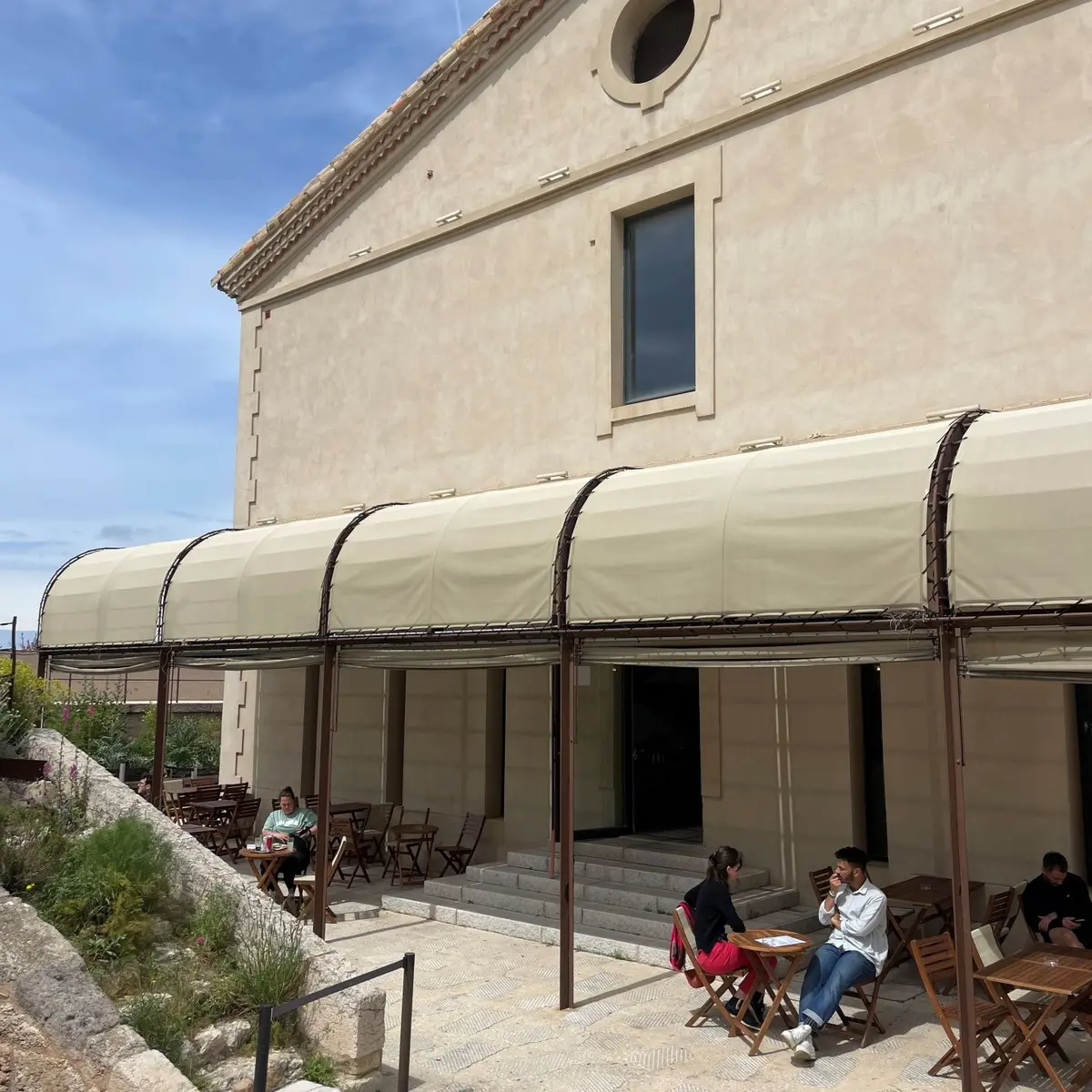 terrasse en extérieur sous des tonelles