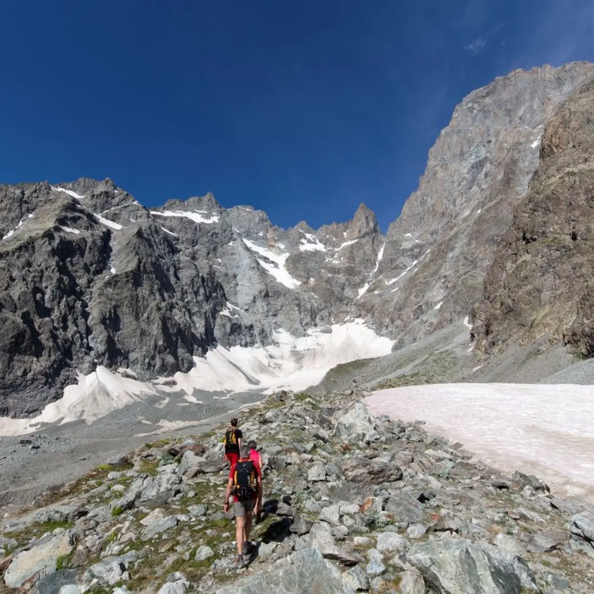 Randonneurs sur le sentier du Glacier Noir