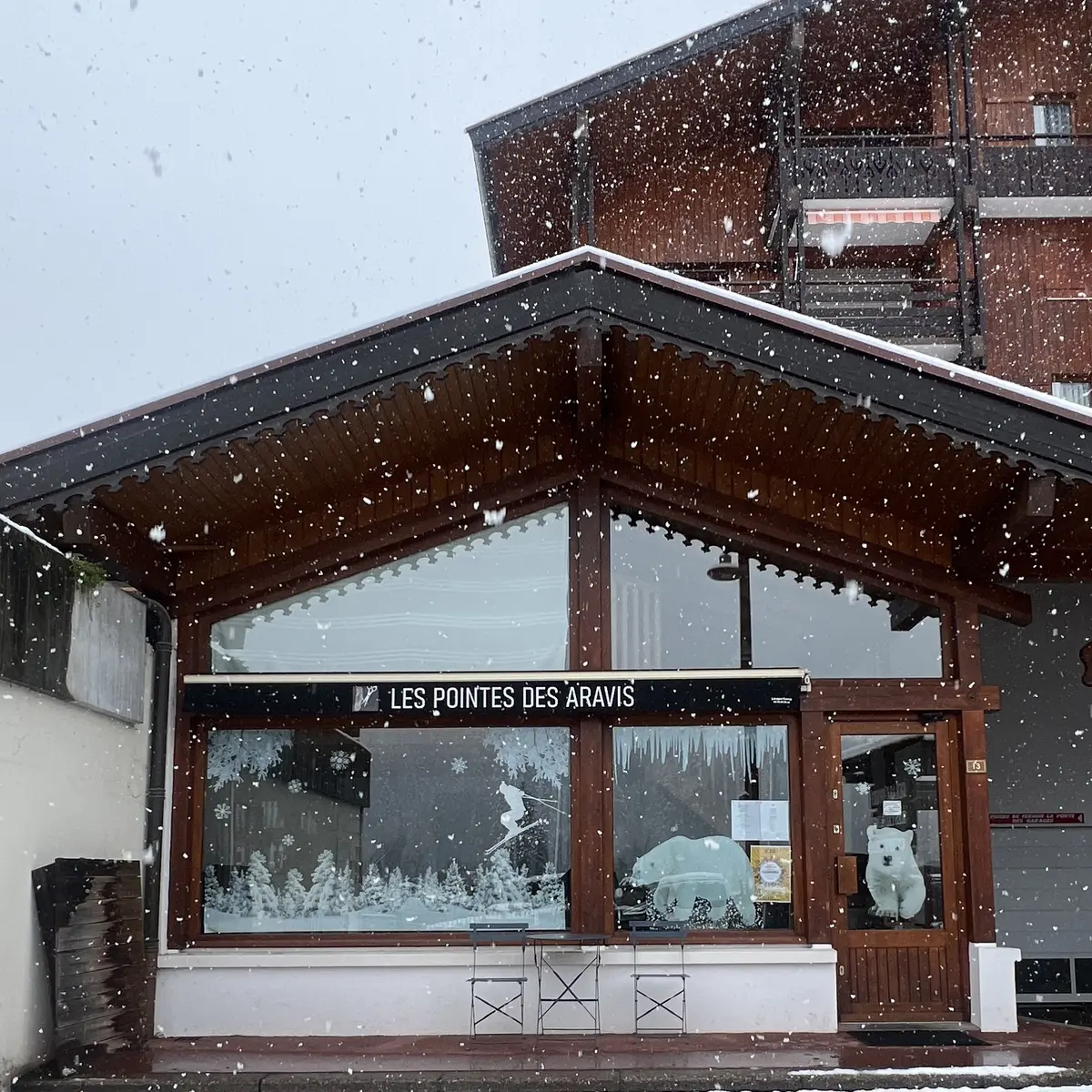 photo de la devanture du salon de coiffure
