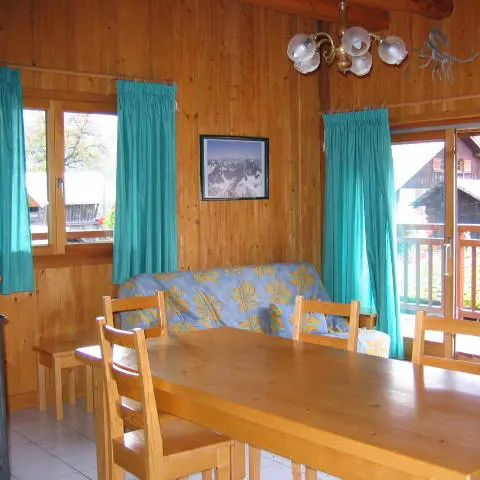 Vu de la salle à manger sur le salon qui est derrière