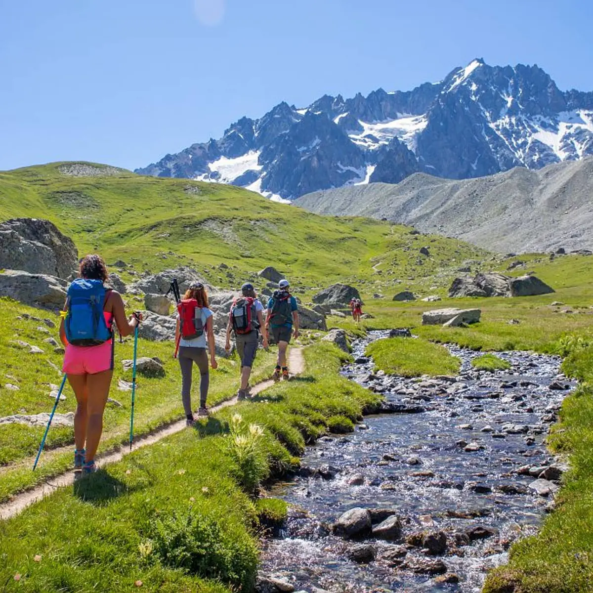 Randonneurs en direction de la montagne des Agneaux