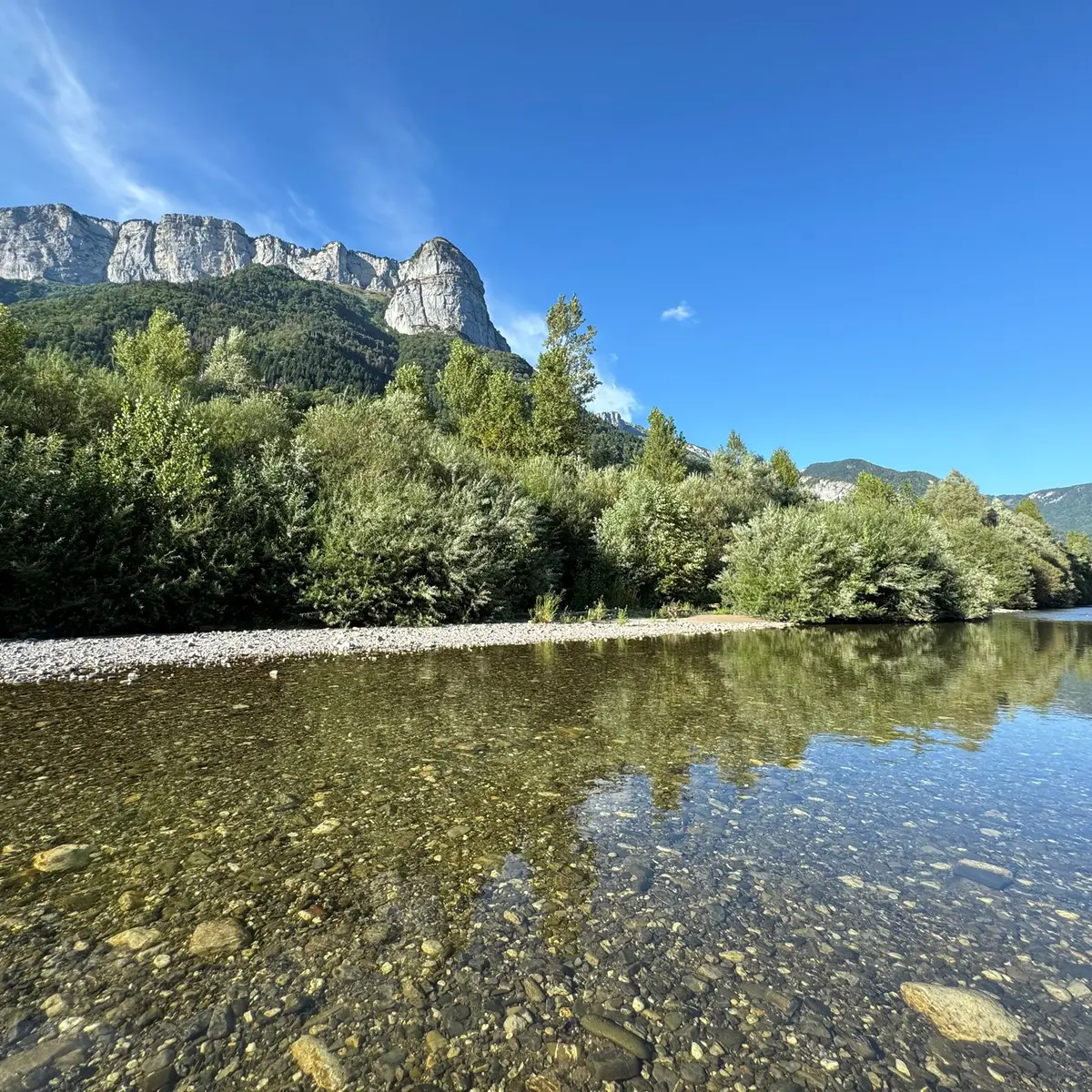 Bords de rivière du Fier, plage naturelles et baignade rafraichissante rive gauche de la plaine du fier