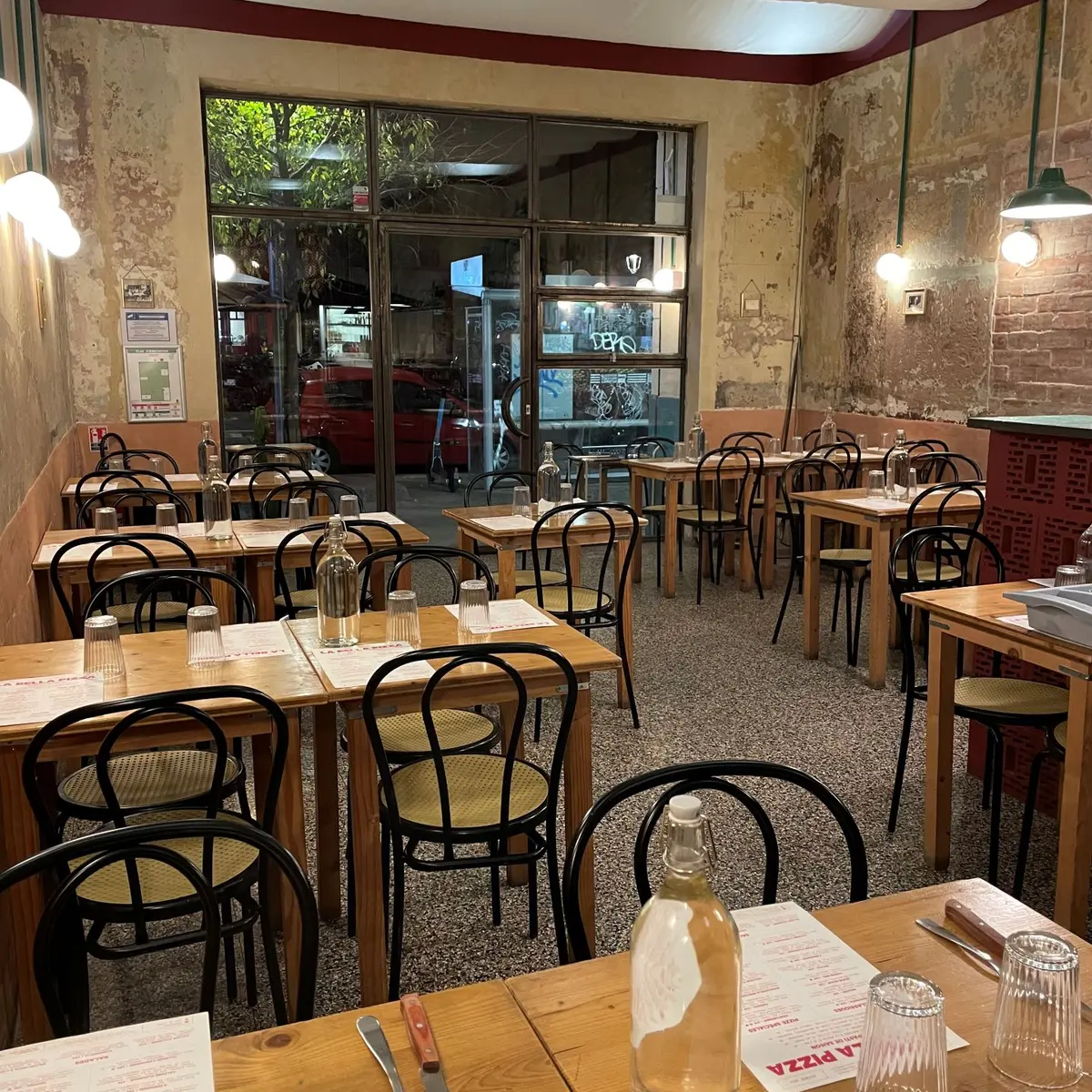 vue de la salle du restaurant vers l'éxterieur, tables dressées