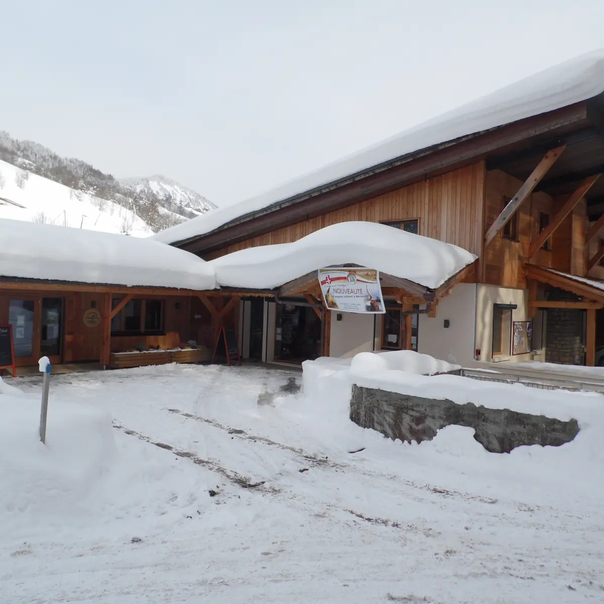Magasin et espace culturel sous la neige