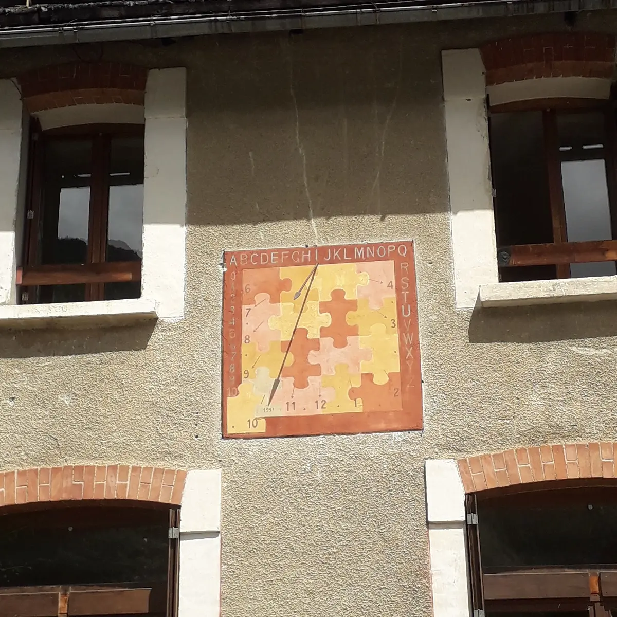 Cadran solaire de l'ancienne école de Ville Haute.