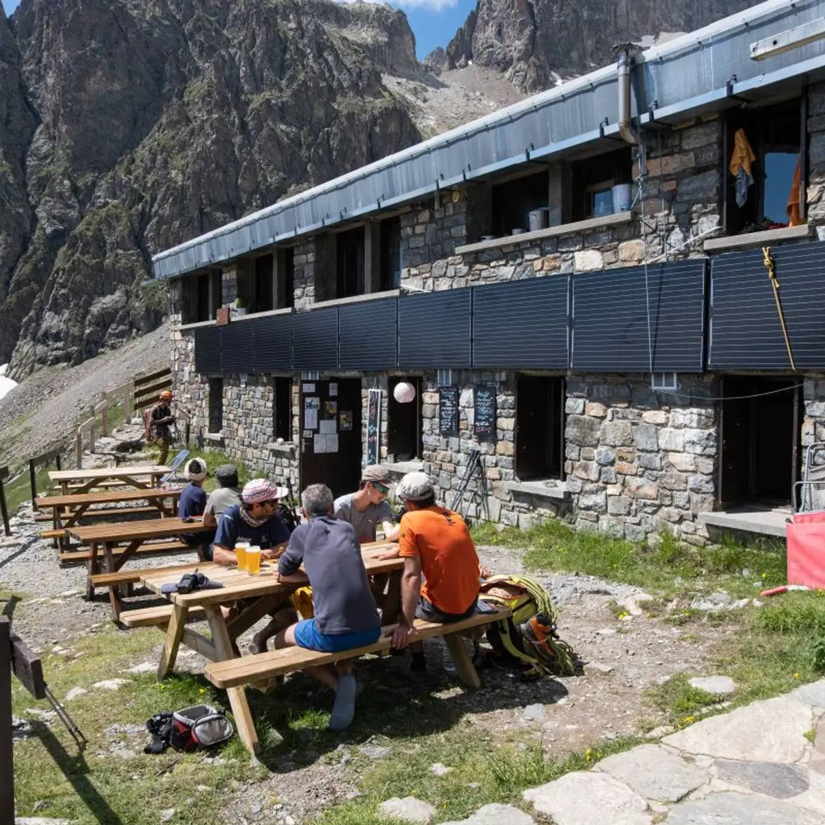 Sur la terrasse du refuge de l'Olan