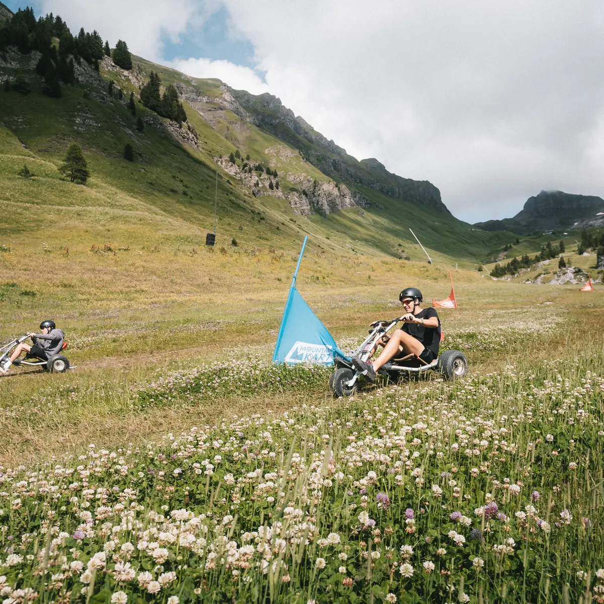 Descente en kart sur deux parcours ponctués de virages en slalom