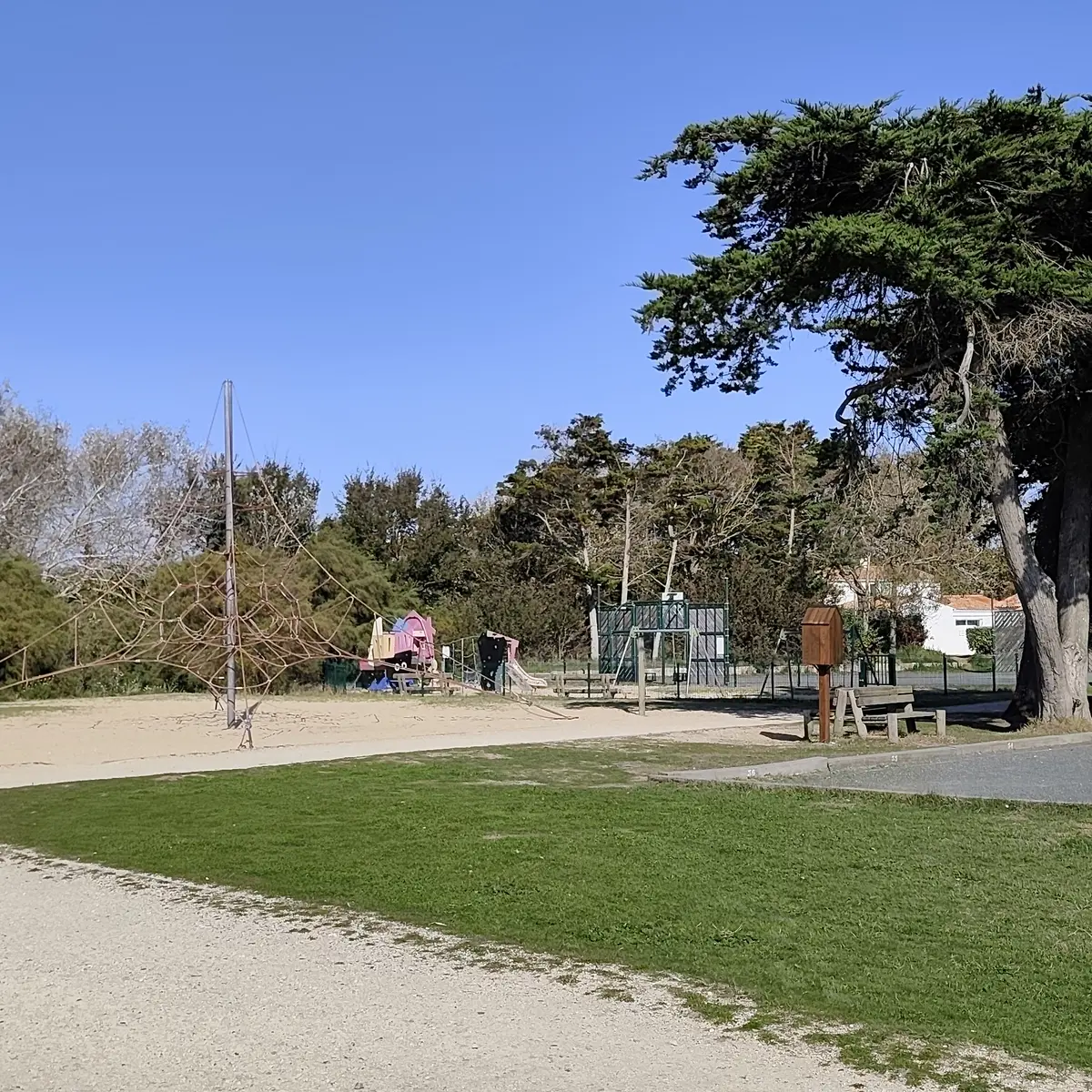 Vue sur le parc de Montamer avec espace de sport