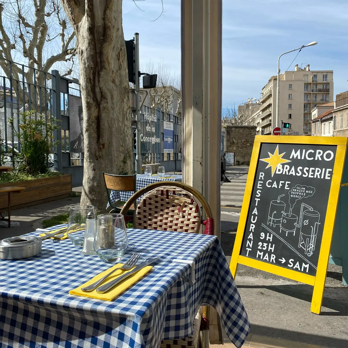 table vue exterieur vers intérieur