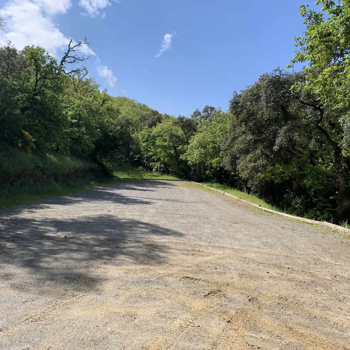 Places de stationnement derrière le cimetière