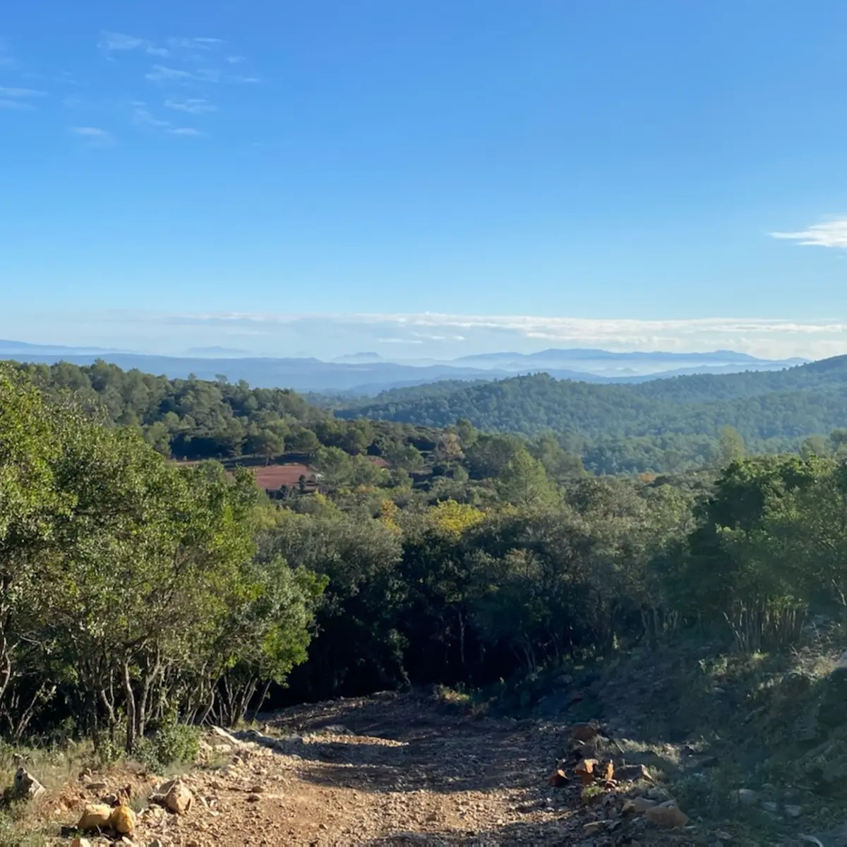 Panorama du haut du sentier avec toutes les collines environnantes