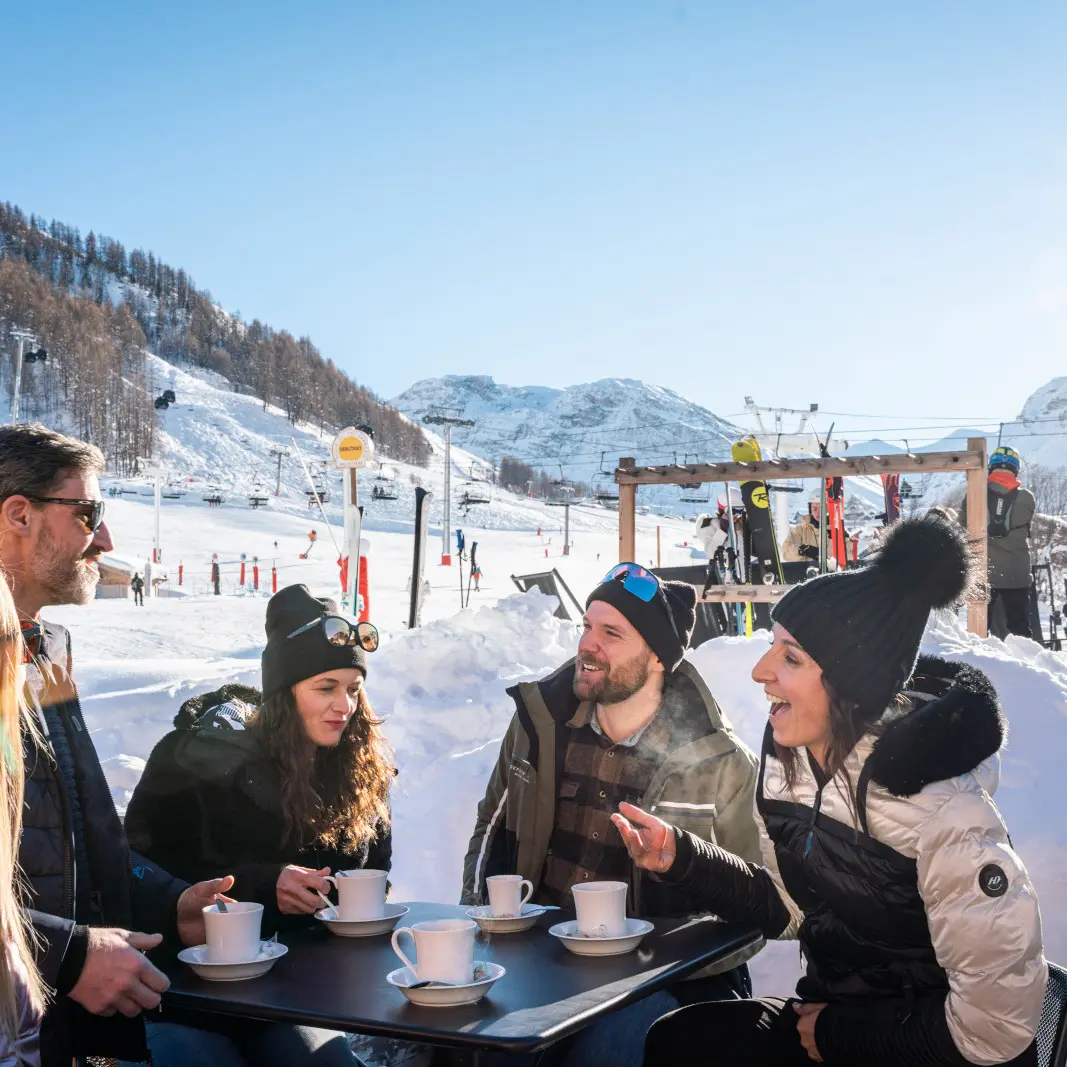 Amis qui partage un café en terrasse_Le Solstice