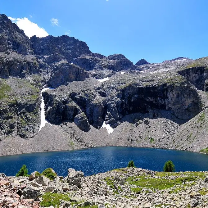 Le lac d'un bleu profond et son environnement de haute montagne - La Grave