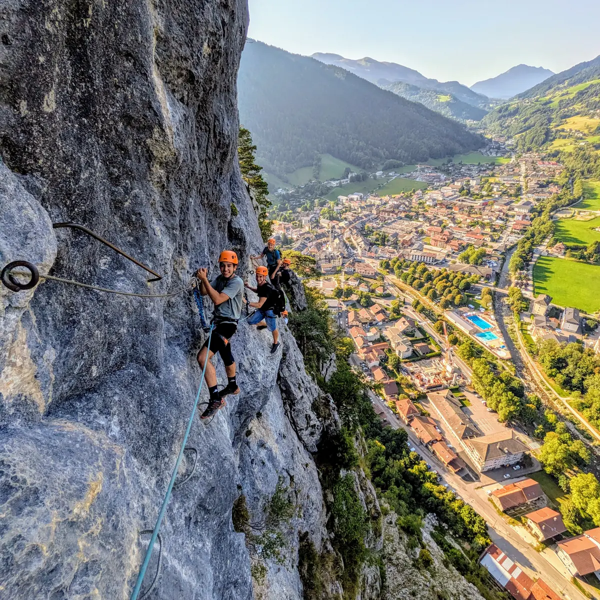 Vertical et aérienne au dessus du village de Thônes