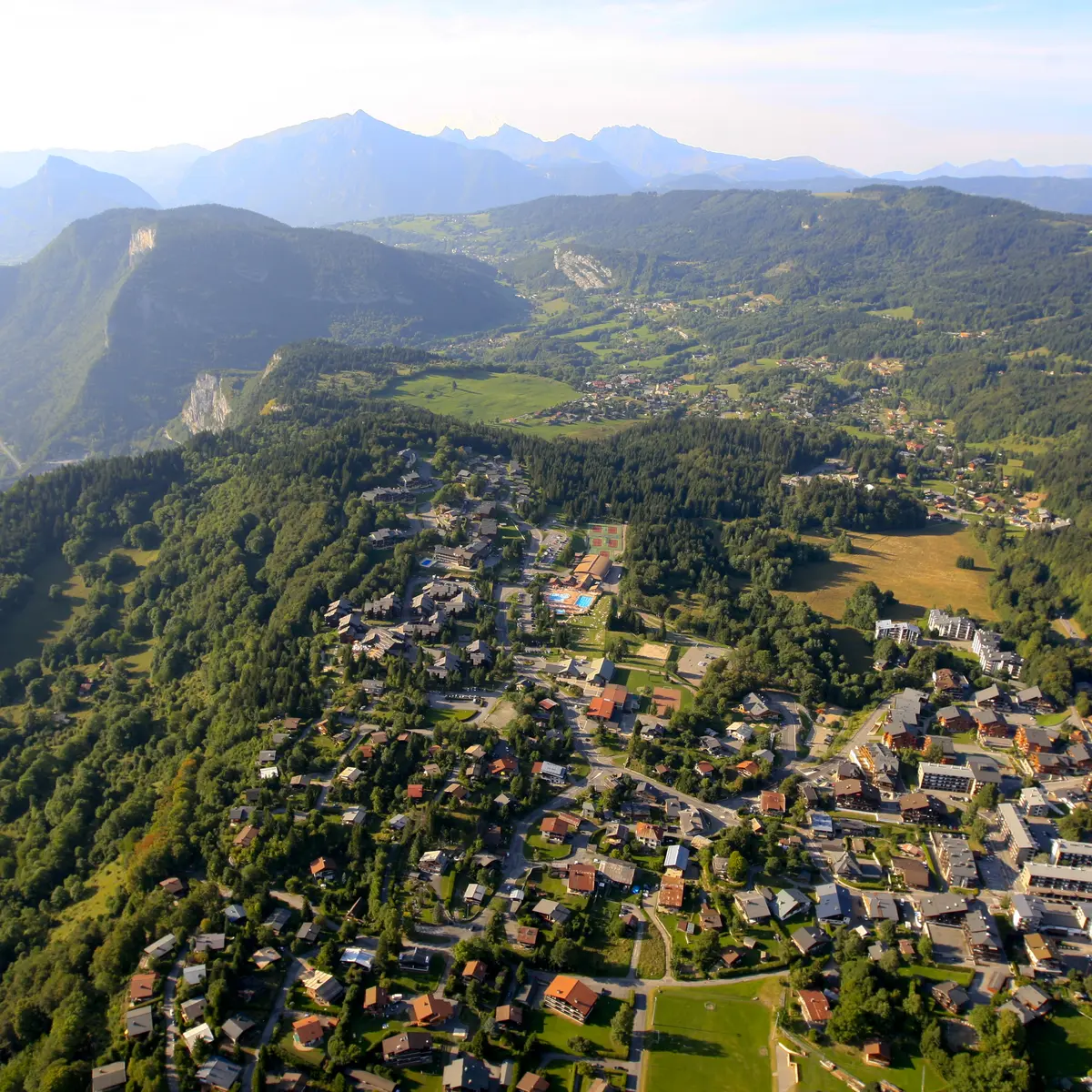 Vue depuis votre parapente au-dessus des Carroz d'Arâches