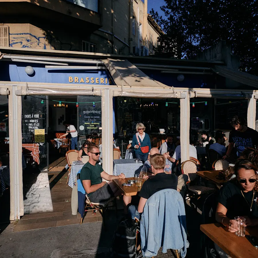 terrasse ensoleillée avec des clients attablés