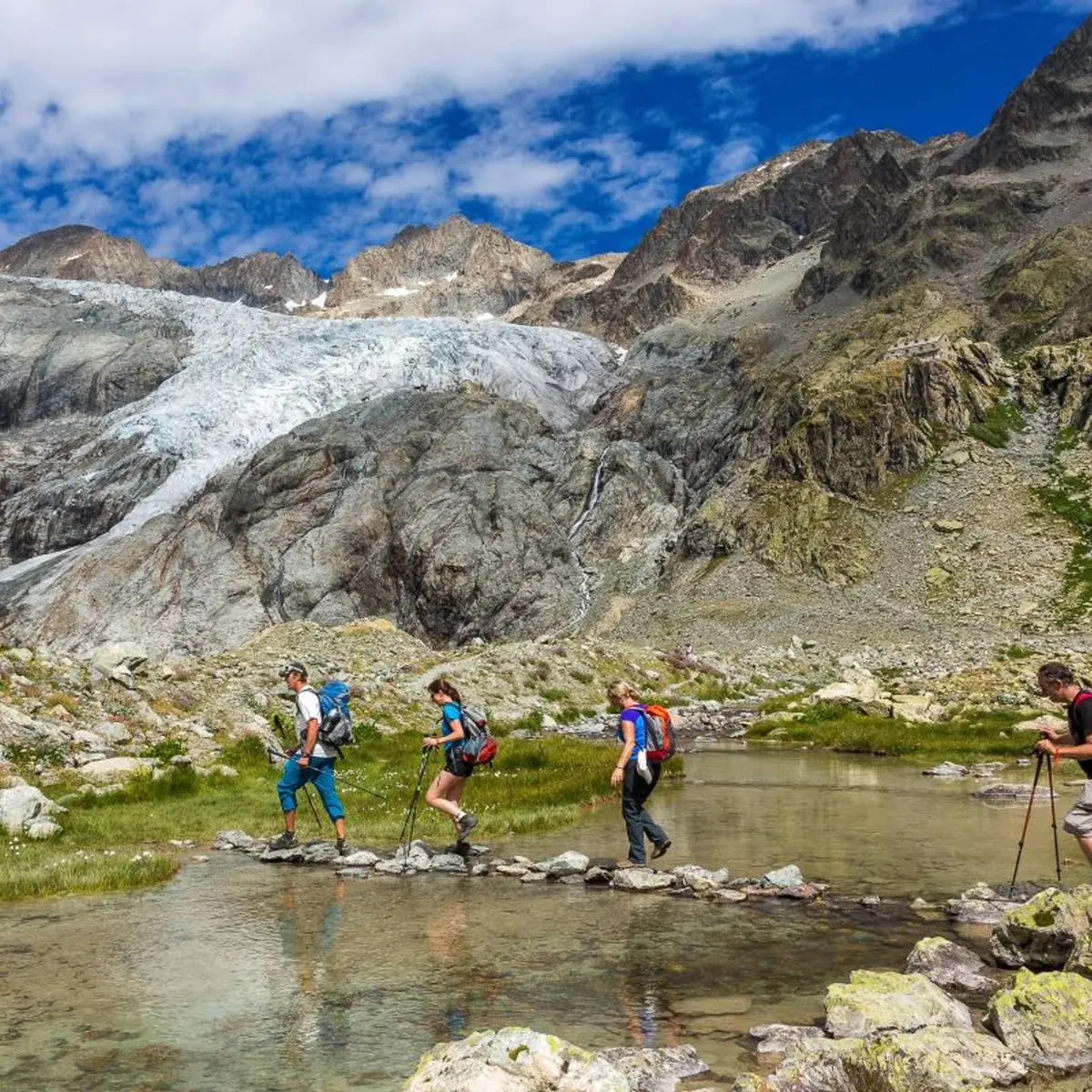 Randonneurs vers le refuge du Glacier Blanc