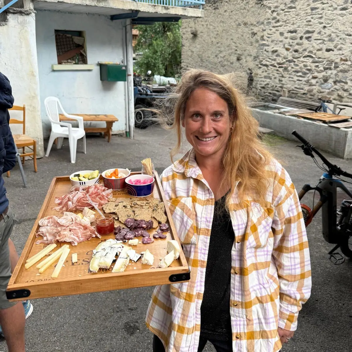 Anne avec plateau dégustation dehors