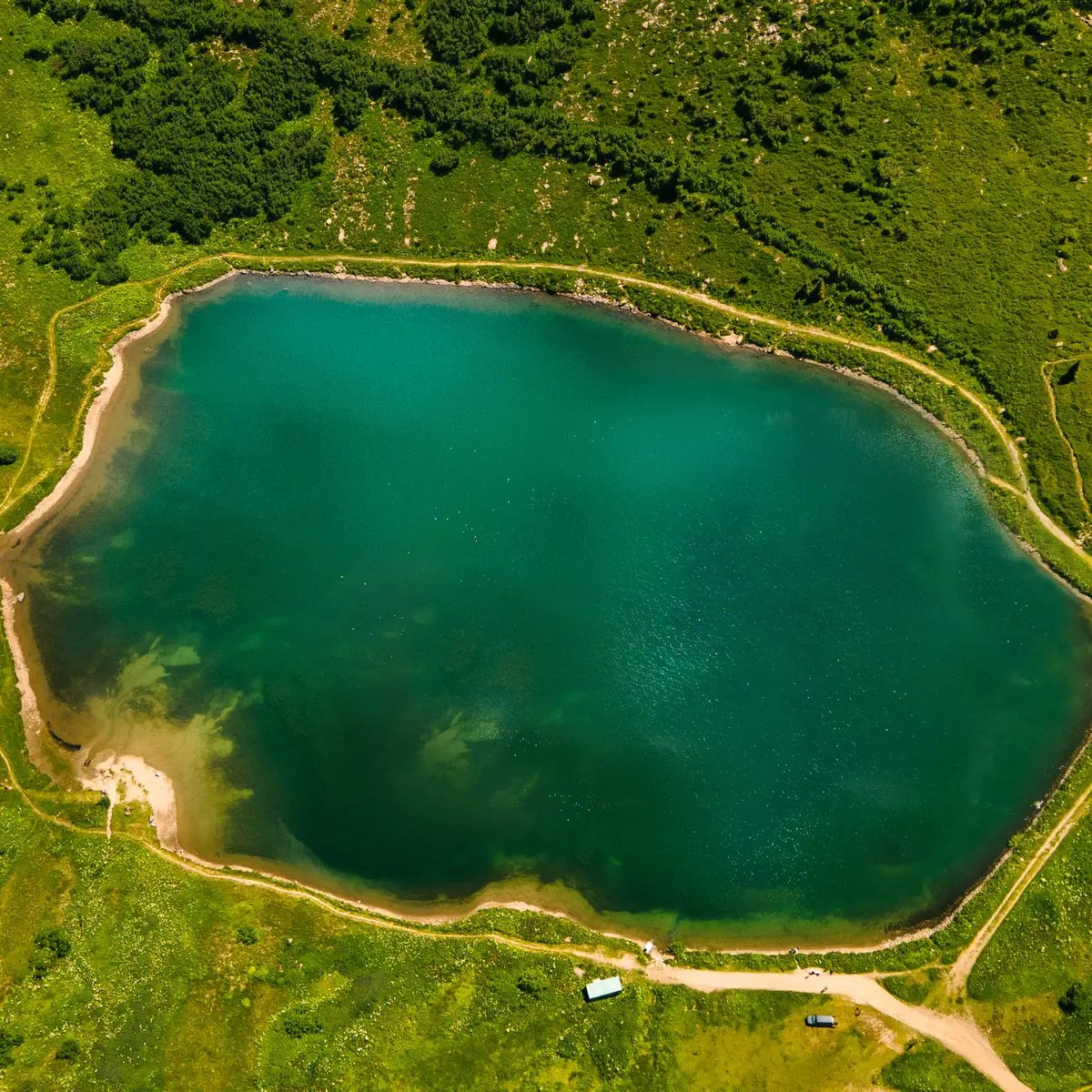Vue du lac de Vernant depuis un drone