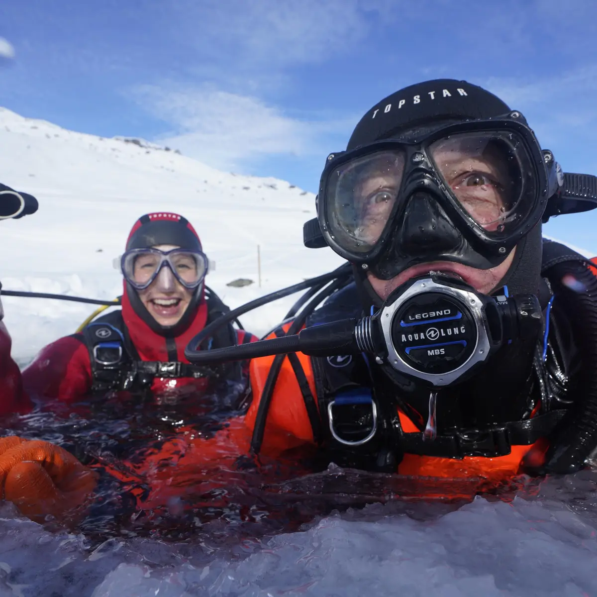 Deux plongeurs sortant de la zone de plongée glacée