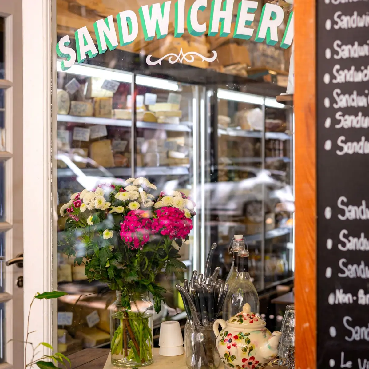 devanture commerce avec bouquet de fleurs