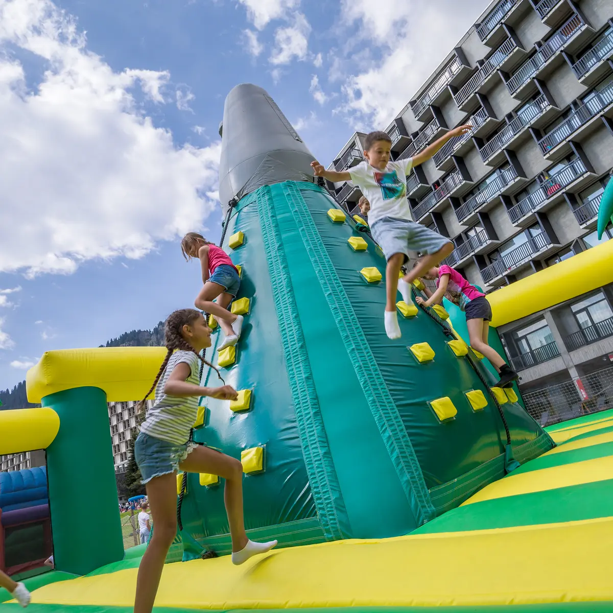 Enfants jouant sur les châteaux gonflables