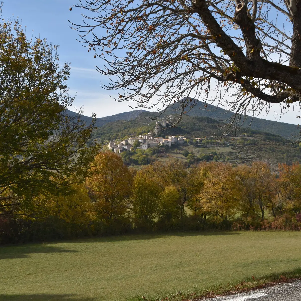 Village de Trigance perché sur une colline entouré de végétation aux couleurs de l'automne