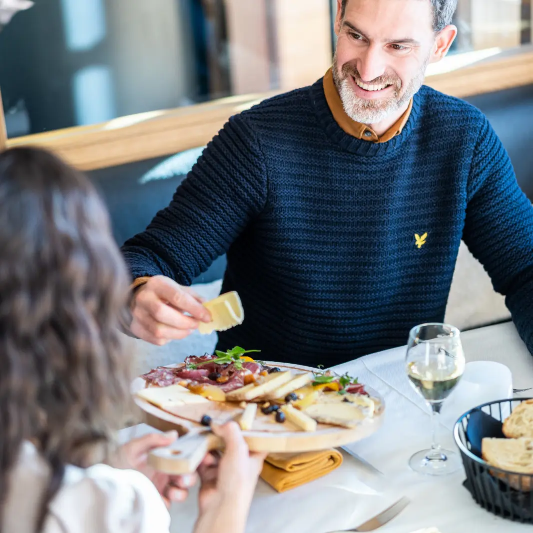 Moment convivial au restaurant entre amis_Le Solstice