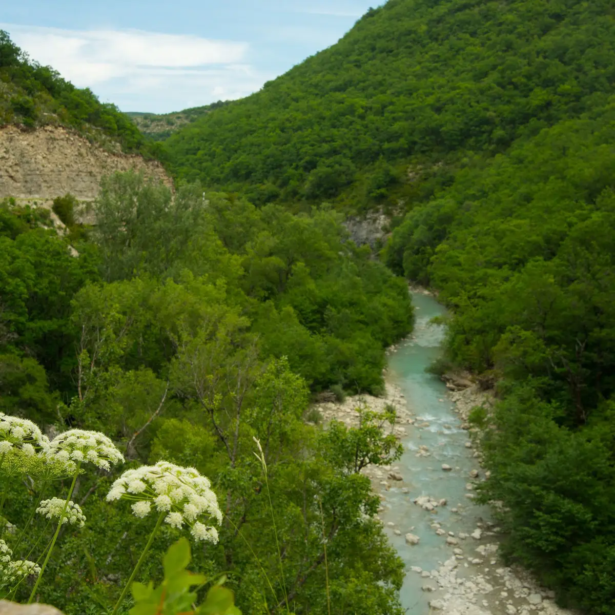 L'itinéraire surplombe la méouge