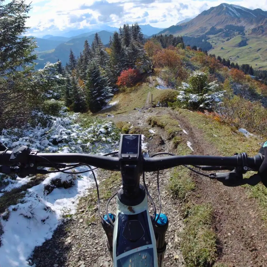 vue d'un guidon de VTT sur un sentier