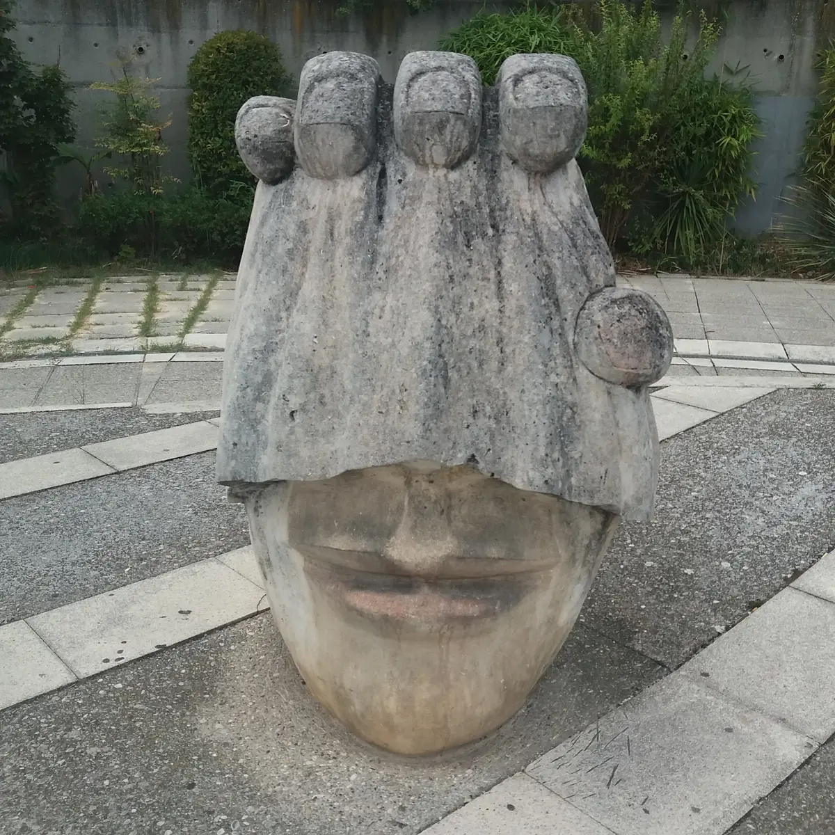 Statue lever de rideau