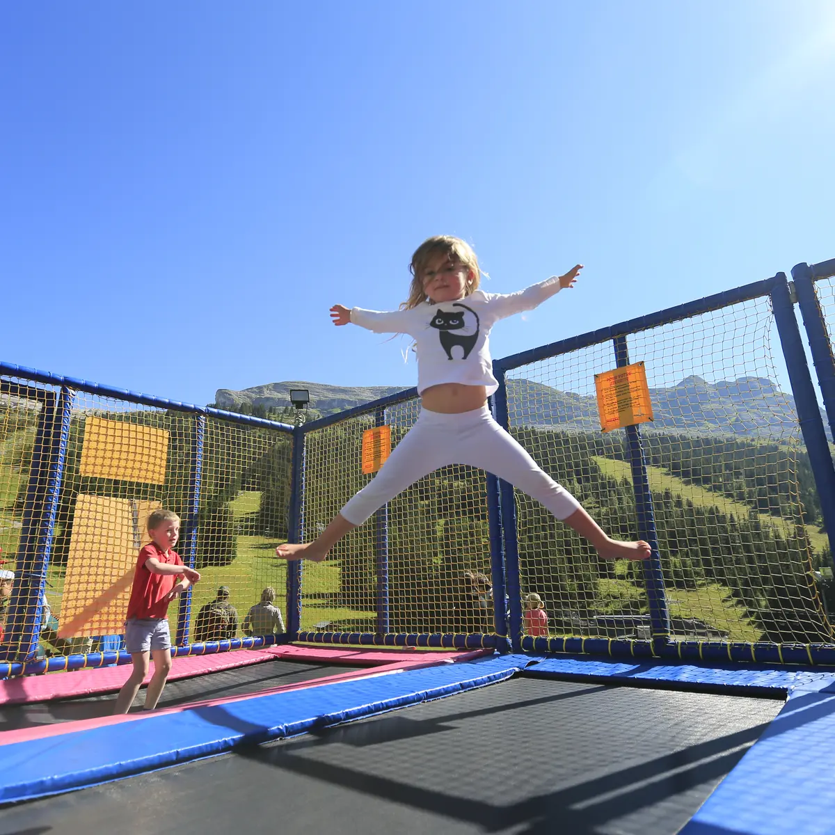 Petite fille sautant sur le trampoline