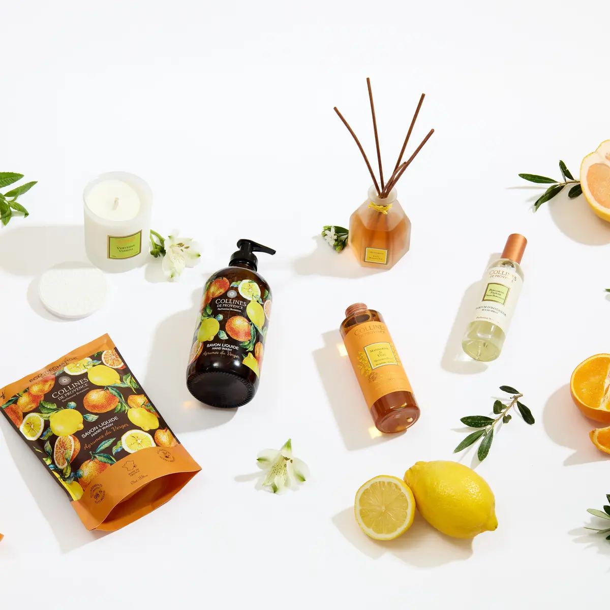 Une sélection lumineuse de produits parfumés Collines de Provence aux senteurs d’agrumes pour une atmosphère fraîche et vivifiante.