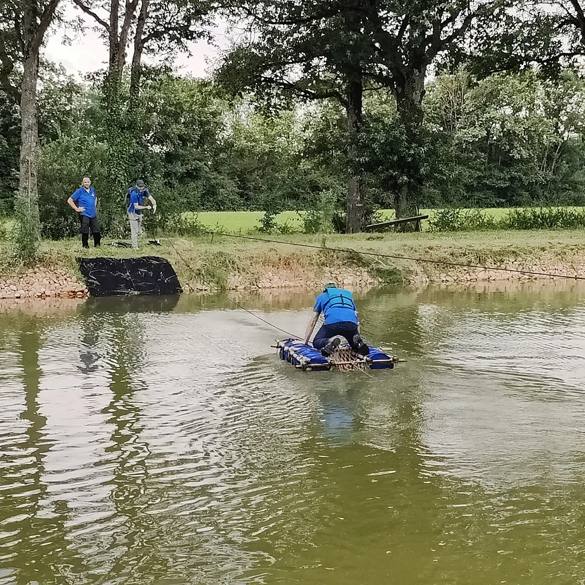 Traversée d'un étang sur un radeau