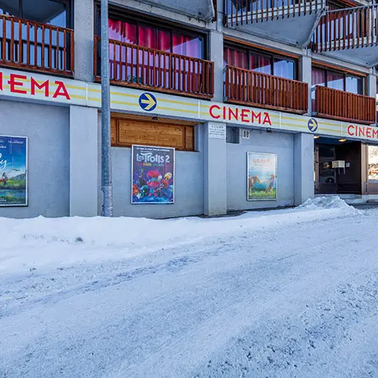 Façade du cinéma en hiver, vitrine avec affiches