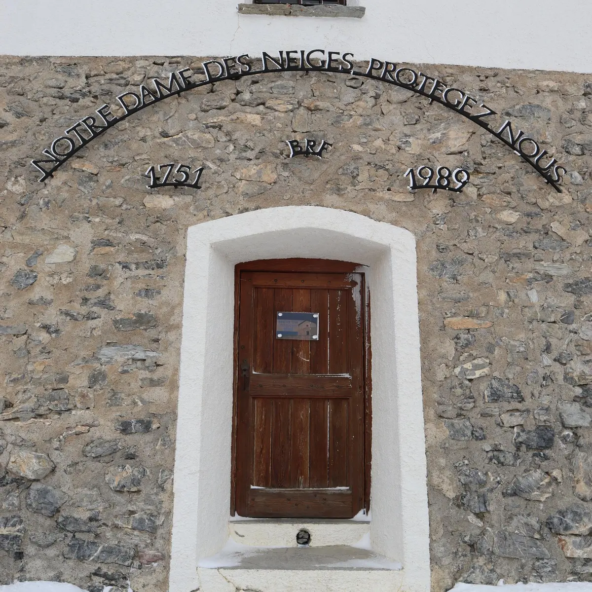 Notre Dame des neiges en hiver vu de face