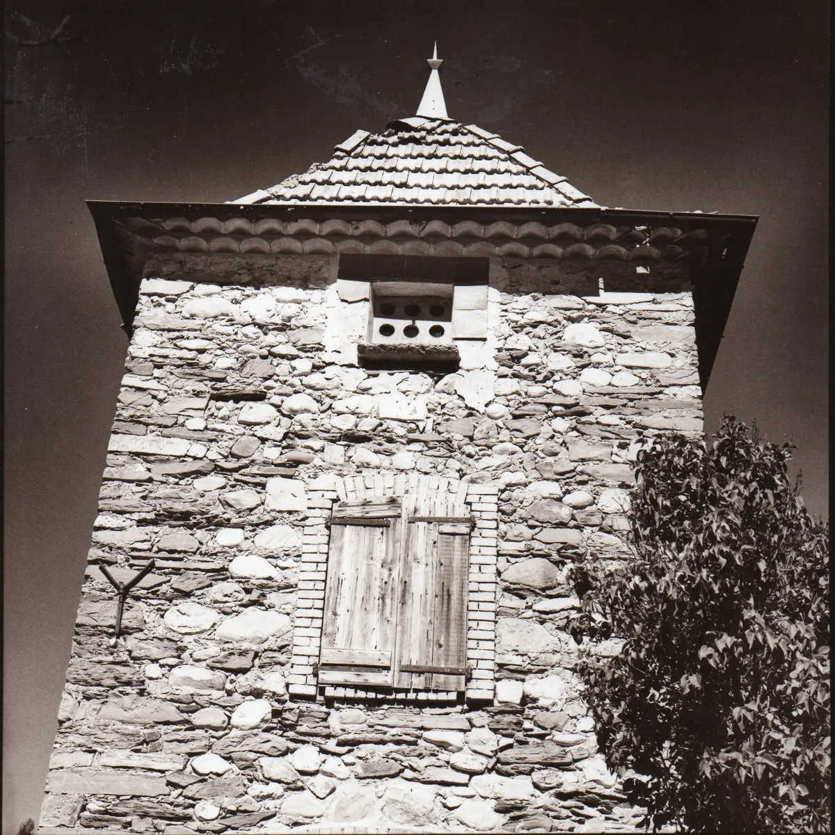 Pigeonnier XVIII°-XIX° siècles, situé à proximité de l'embarcadère de la Barque de Saléon