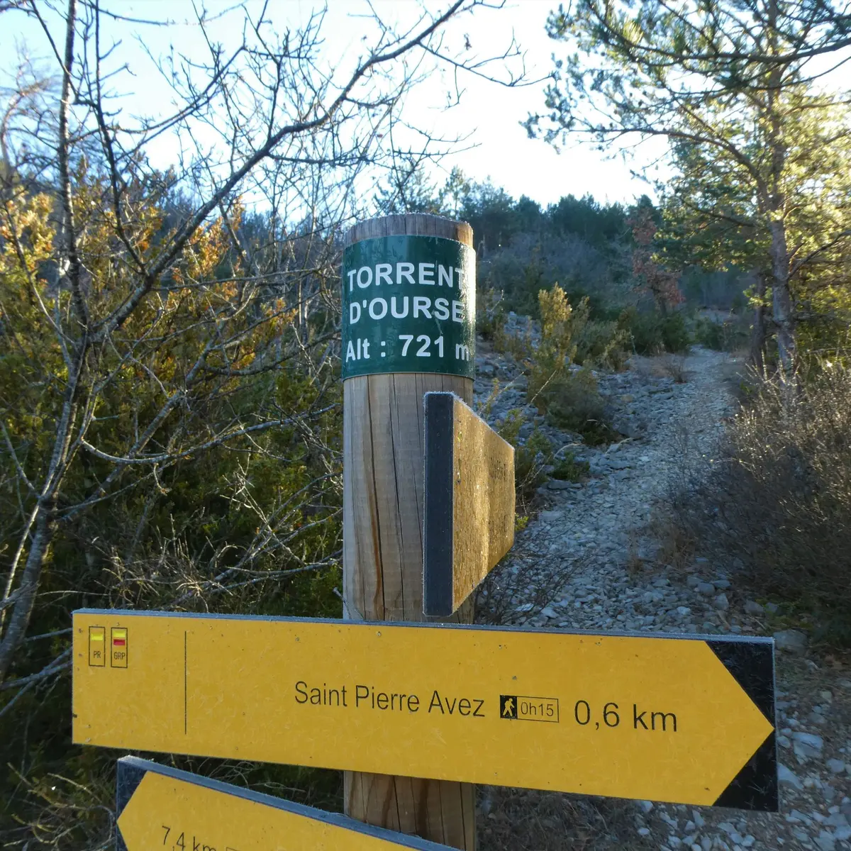 Suivre les indications signalétiques en chemin