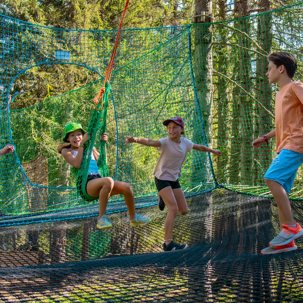 Groupe d'enfants jouant dans la dernière partie de l'accro-fun