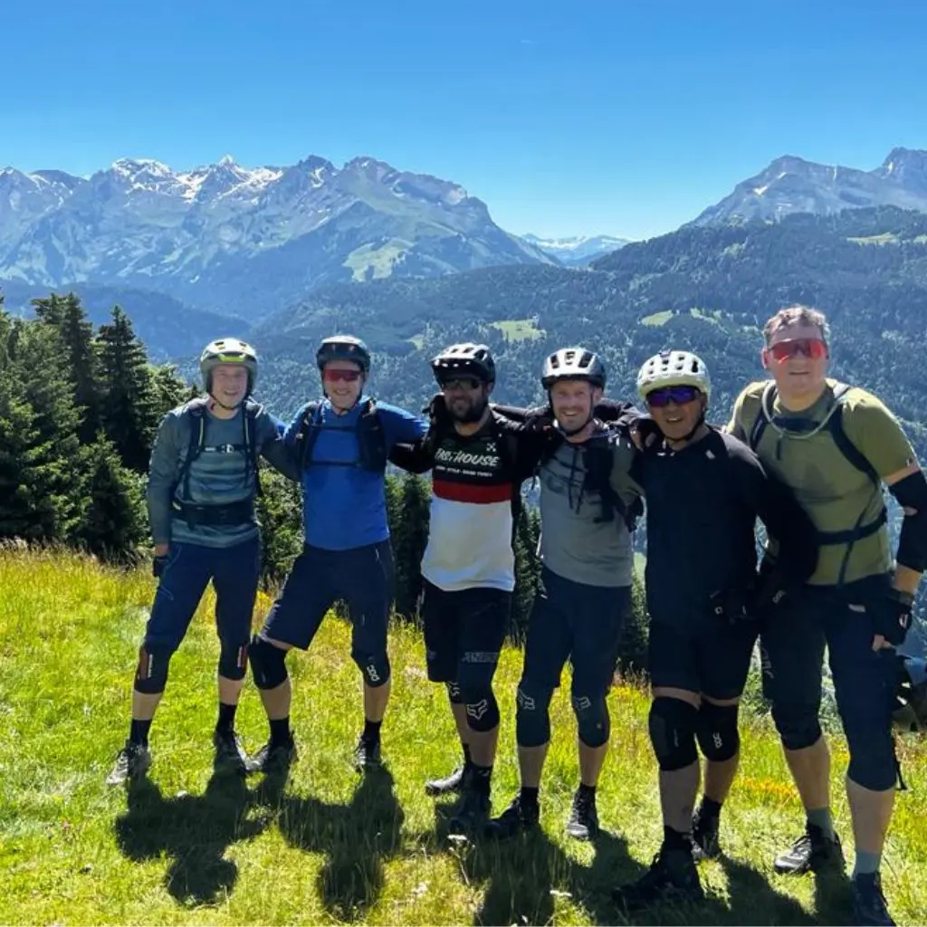 groupe de Vttistes posant devant la montagne