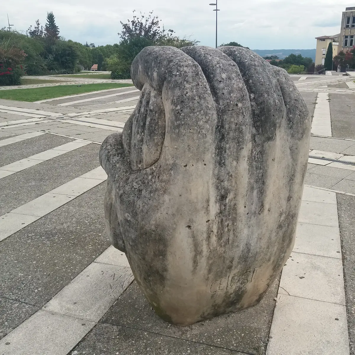 Statue lever de rideau