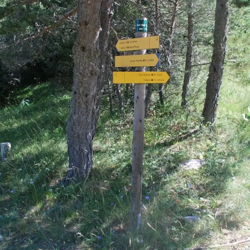 Poteau signalétique du Col des Trousses