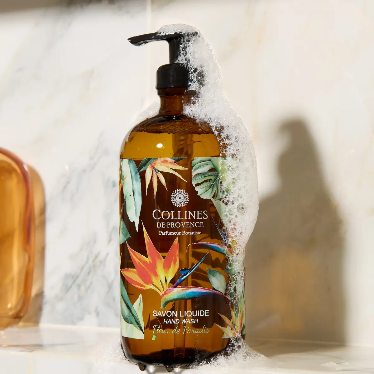 Le savon liquide Fraîcheur Végétale offre un parfum exotique et naturel, idéal pour purifier et rafraîchir la peau au quotidien.