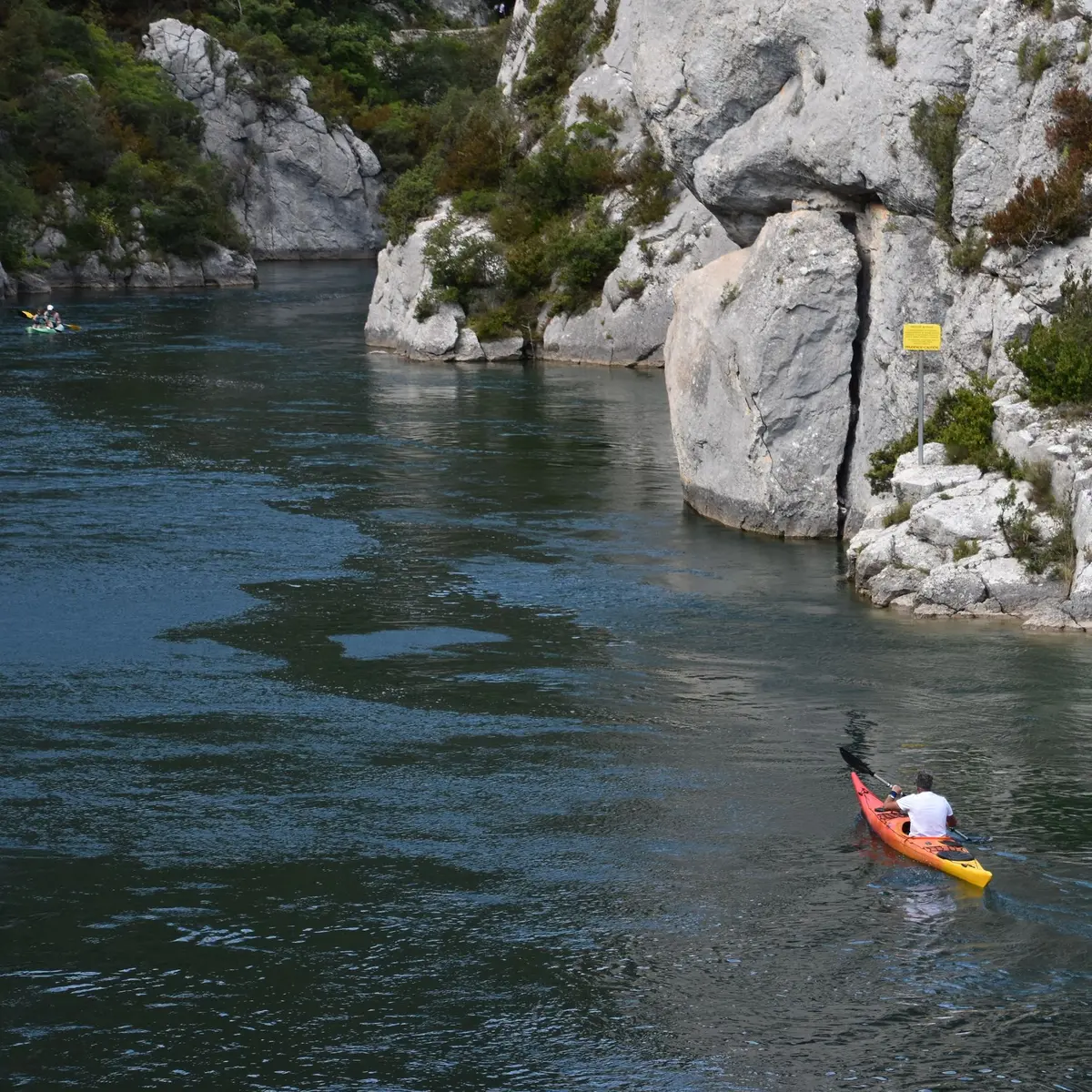 Vue sur les gorges du Verdon avec des kayakistes