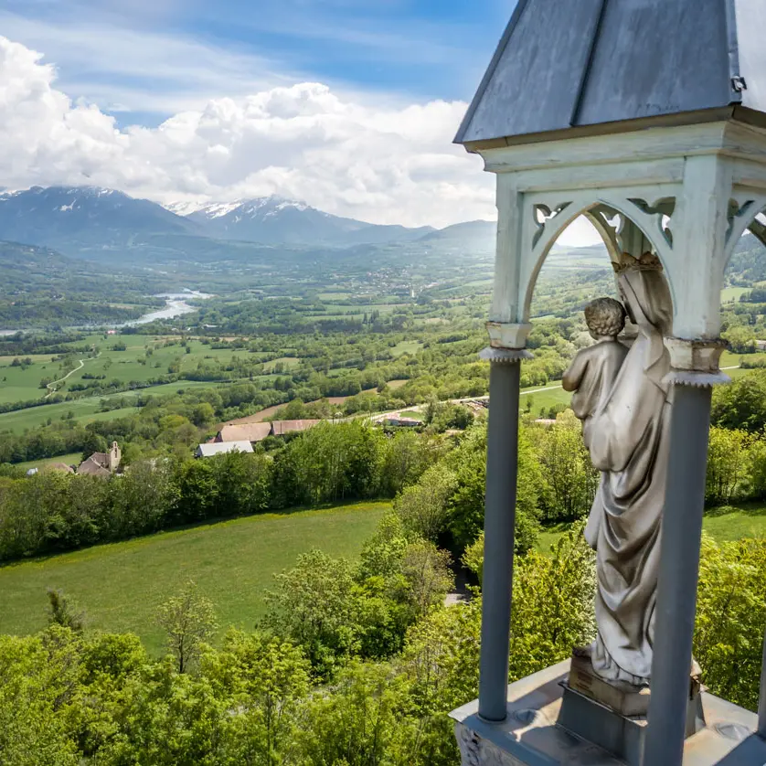 Pique-nique et panorama sur la vallée du Champsaur. Site de Notre-Dame de Bois vert