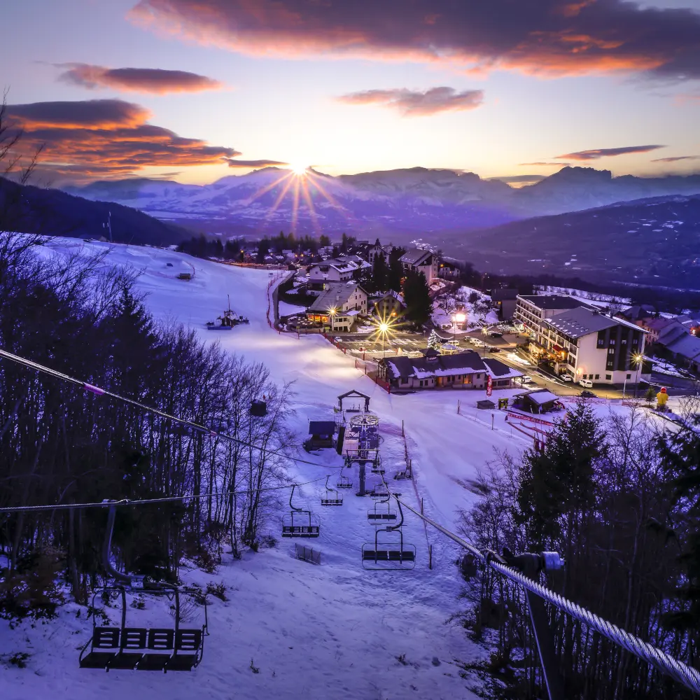 Ski alpin à la station-village de St Léger-les-Mélèzes
