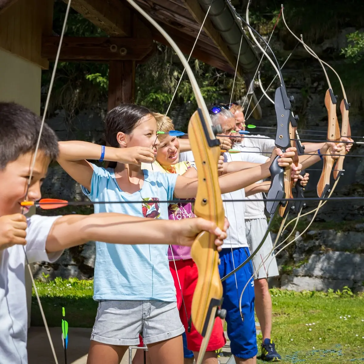 Famille au stand de tir à l'arc