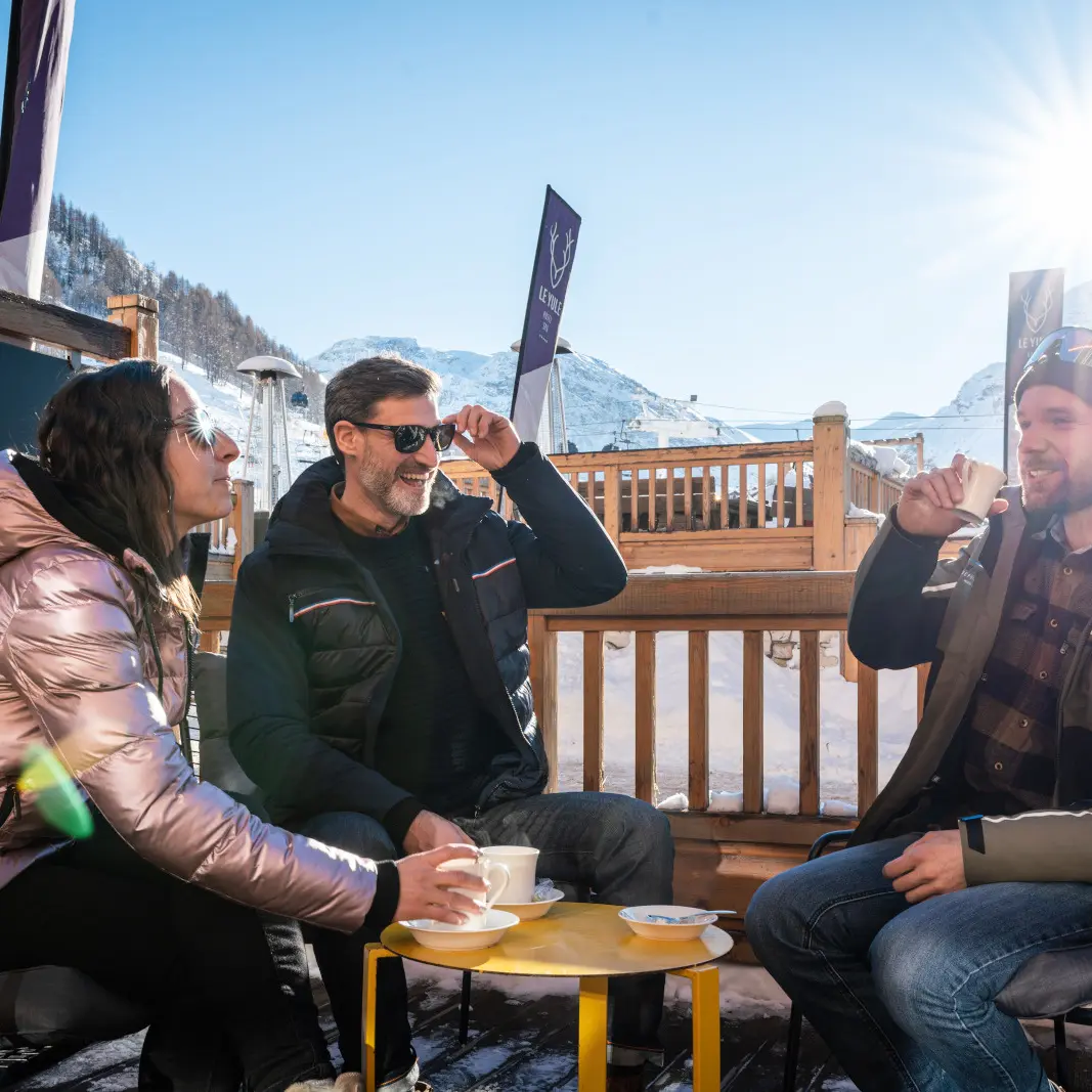 Moment convivial au restaurant entre amis_Le Solstice