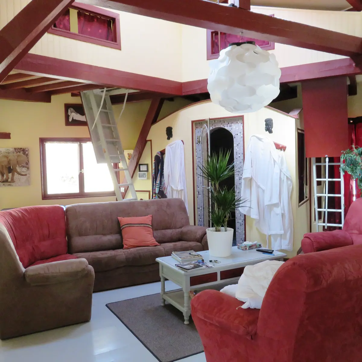 Pièce commune menant aux chambres sous les toits