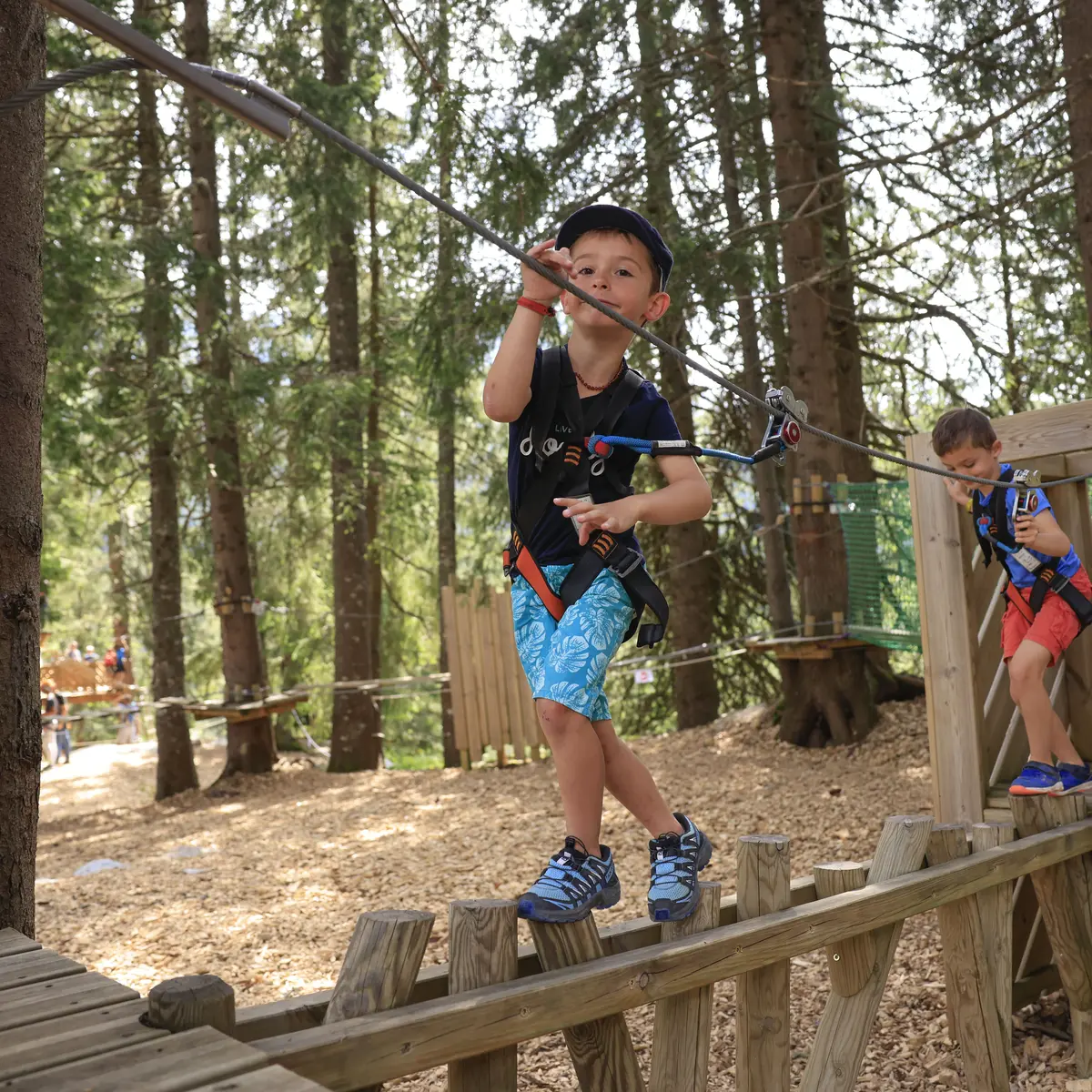 Deux garçons sur le parcours accro-kids